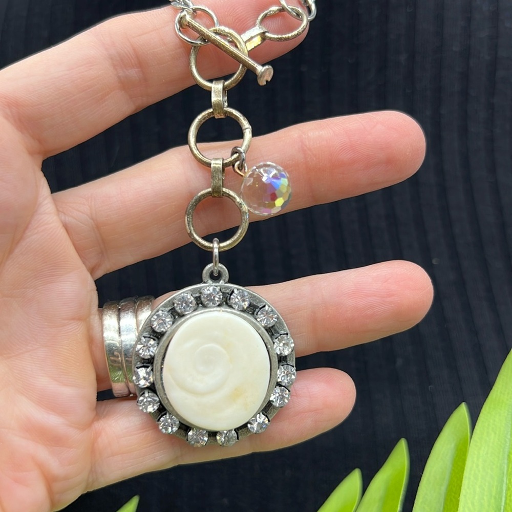 ⭐️Adorned Crown Jewelry Beaches and Butterflies collection Shell disc necklace - Picture 2 of 9